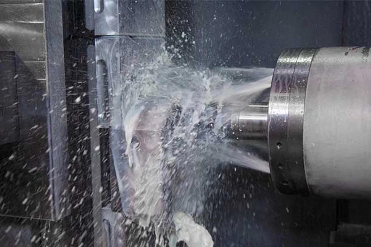 Fluido de corte Blaser jorrando no fuso